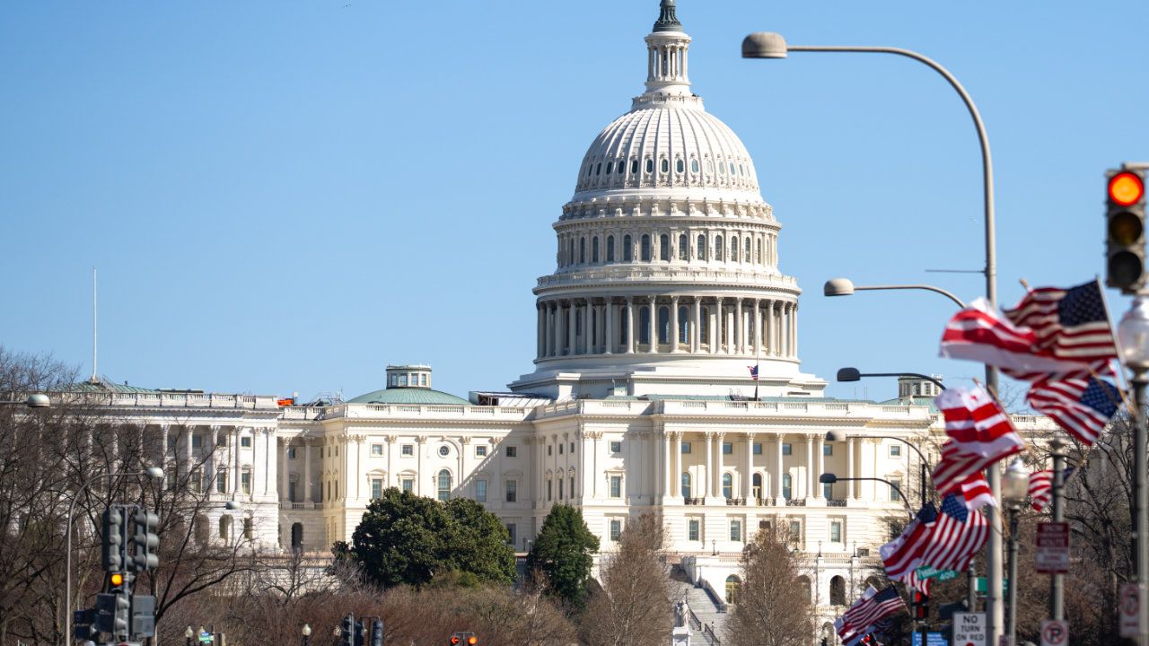 Senate Leaders Race to Pass CLARITY Act in July as Lummis Touts Consumer Safeguards